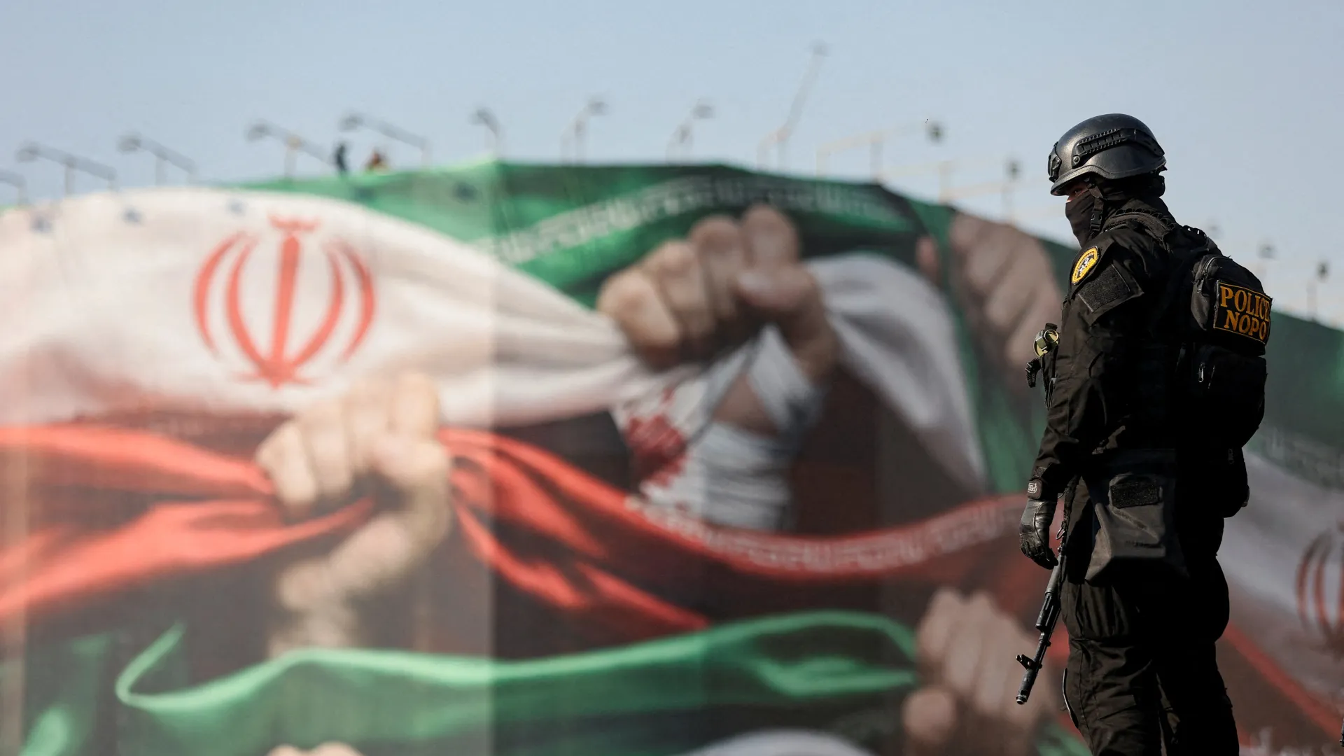 Un miembro de la policía iraní asiste a una manifestación a favor del gobierno en Teherán, Irán, el 12 de enero de 2026 [Stringer/WANA/Reuters]