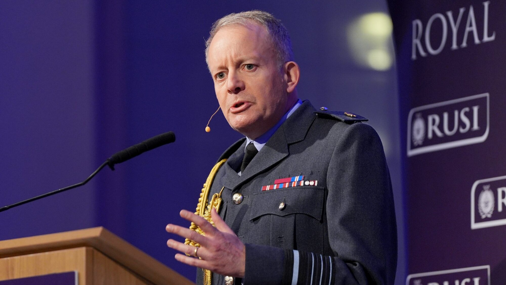 El jefe del Estado Mayor de la Defensa británico y mariscal del aire Sir Richard Knighton declaró que, ante la creciente amenaza de Rusia, el Reino Unido debe prepararse para el momento en que las fuerzas armadas tengan que luchar.