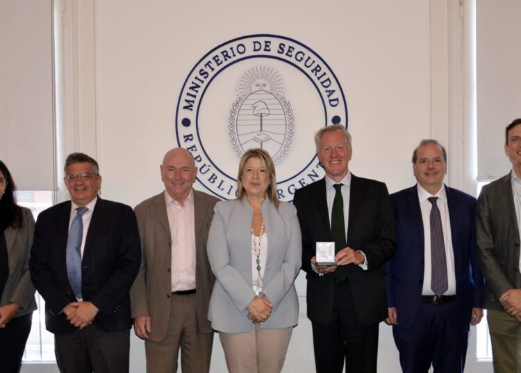 La nueva Ministra de Seguridad Nacional de Argentina, Alejandra Monteoliva, mantuvo un encuentro con el embajador del Reino Unido en Argentina, David Cairns.