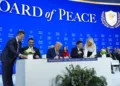 Firma del Consejo de Paz por Donald Trump y otros líderes globales en Davos