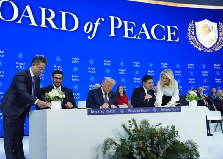 Firma del Consejo de Paz por Donald Trump y otros líderes globales en Davos