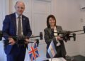 Patricia Bullrich ex Ministra de Seguridad con miembros de la embajada en la entrega de drones por parte de Reino Unido. Crédito: Embajada del Reino Unido en Argentina