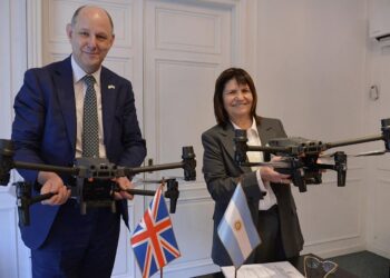 Patricia Bullrich ex Ministra de Seguridad con miembros de la embajada en la entrega de drones por parte de Reino Unido. Crédito: Embajada del Reino Unido en Argentina