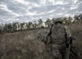 Militares de la Brigada 62 del ejército ucraniano caminan cerca de las trincheras del frente de Kupyansk en la región de Kharkiv, Ucrania, el 22 de septiembre de 2023.