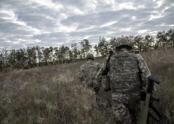 Militares de la Brigada 62 del ejército ucraniano caminan cerca de las trincheras del frente de Kupyansk en la región de Kharkiv, Ucrania, el 22 de septiembre de 2023.