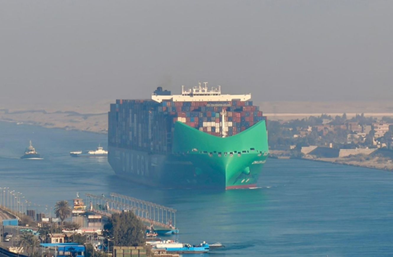 El Canal de Suez presencia el tránsito del mega portacontenedores CMA CGM JACQUES SAADE. Crédito: Suez Canal Authority