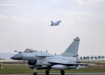 Los aviones de combate J-10, asignados a una brigada de aviación de la fuerza aérea bajo el Comando del Teatro Sur del EPL chino, despegan en sucesión durante un ejercicio de entrenamiento de vuelo diurno y nocturno. (eng.chinamil.com.cn/Foto por Shang Jieyan)