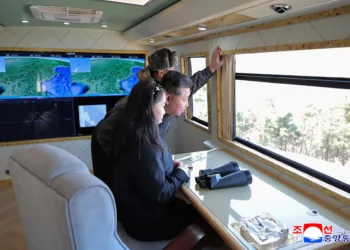 El líder norcoreano Kim Jong-un (centro), acompañado por su hija Ju-ae (izquierda), supervisa el martes la prueba de un sistema de lanzacohetes múltiple de gran calibre mejorado, según esta foto de la Agencia Central de Noticias de Corea (KCNA) publicada al día siguiente. Yonhap
