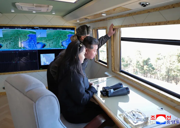 El líder norcoreano Kim Jong-un (centro), acompañado por su hija Ju-ae (izquierda), supervisa el martes la prueba de un sistema de lanzacohetes múltiple de gran calibre mejorado, según esta foto de la Agencia Central de Noticias de Corea (KCNA) publicada al día siguiente. Yonhap