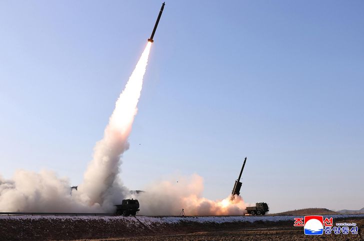 Corea del Norte prueba un sistema de lanzacohetes múltiple de gran calibre mejorado el martes, en esta foto publicada por la Agencia Central de Noticias de Corea al día siguiente. Yonhap