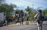 Elementos del Ejército Mexicano resguardando una zona donde se registró un tiroteo, al sur de Culiacán, en noviembre 2024. José Betanzos Zárate (CUARTOSCURO)