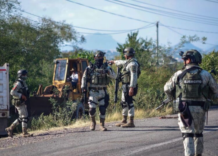 Elementos del Ejército Mexicano resguardando una zona donde se registró un tiroteo, al sur de Culiacán, en noviembre 2024. José Betanzos Zárate (CUARTOSCURO)