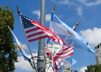 Banderas Estados Unidos y Argentina. Crédito: Embajada de EE.UU. en Arg