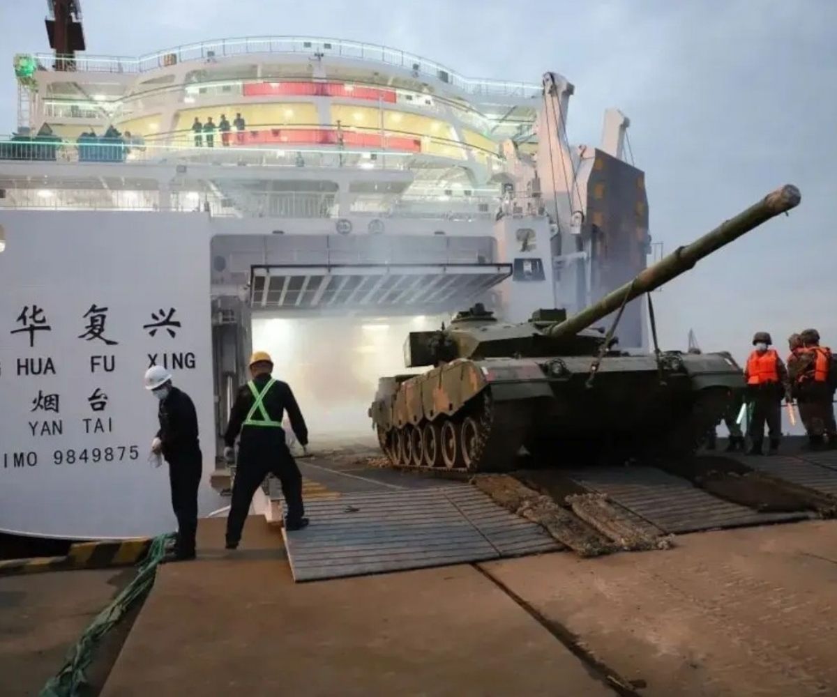 Ferry chino utilizado para fines militares