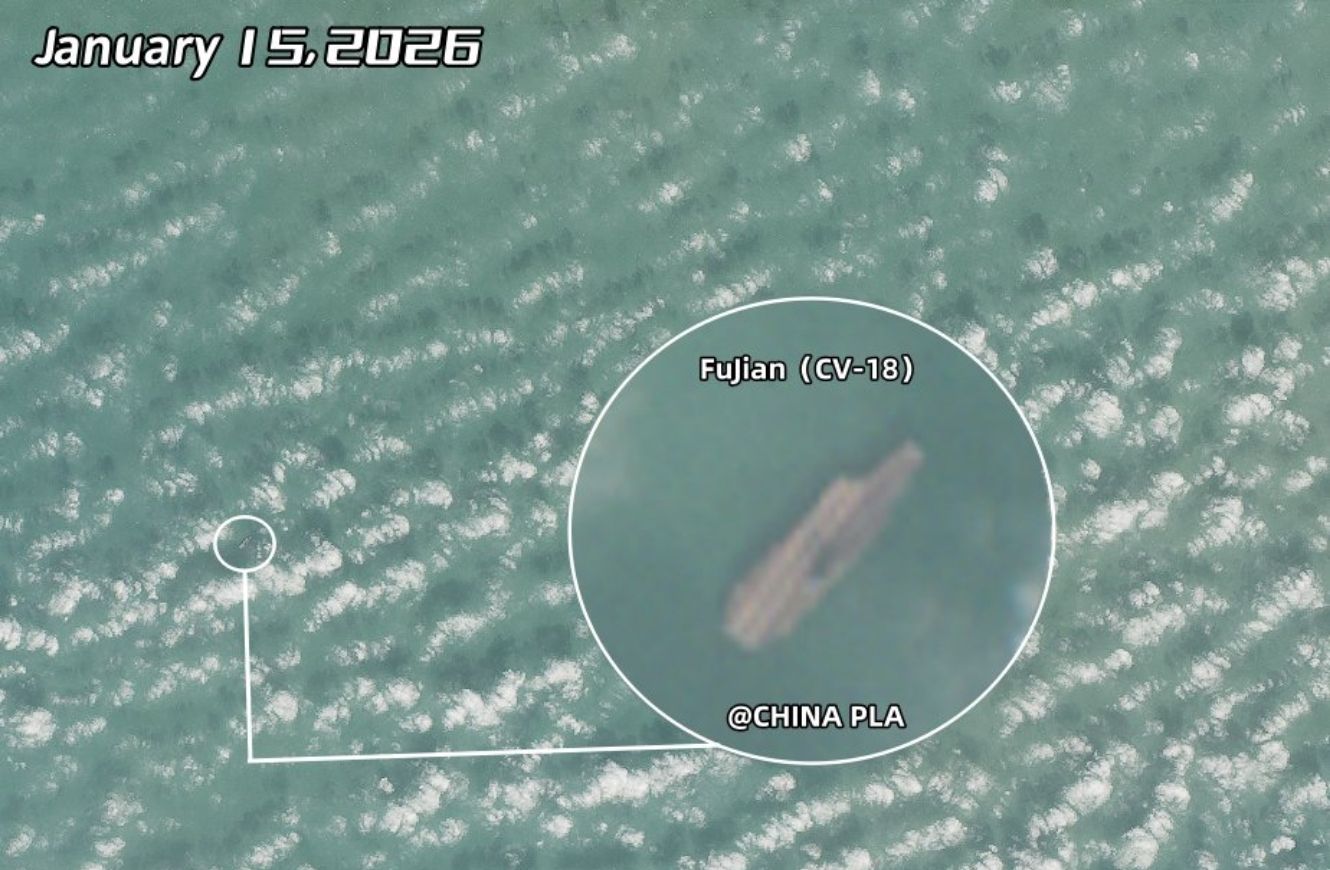 Imágenes satelitales del 15 de enero muestran al portaaviones Fujian (CV-18) de la Armada China realizando entrenamiento de puesta en servicio en el Mar de Bohai, un ejercicio que se espera continúe hasta finales de este mes. Crédito de la foto: @CHINAPLA1.