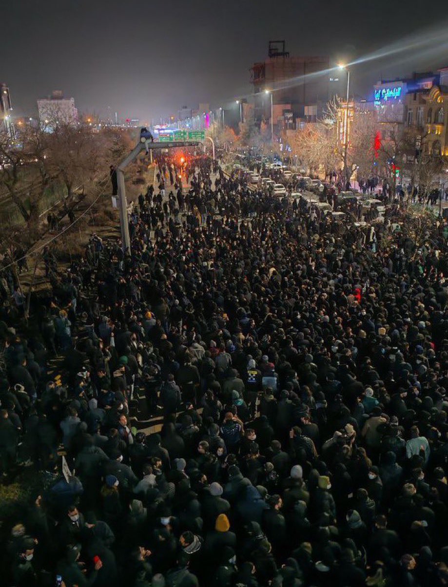 Irán corta internet mientras manifestantes provocan incendios en crecientes disturbios