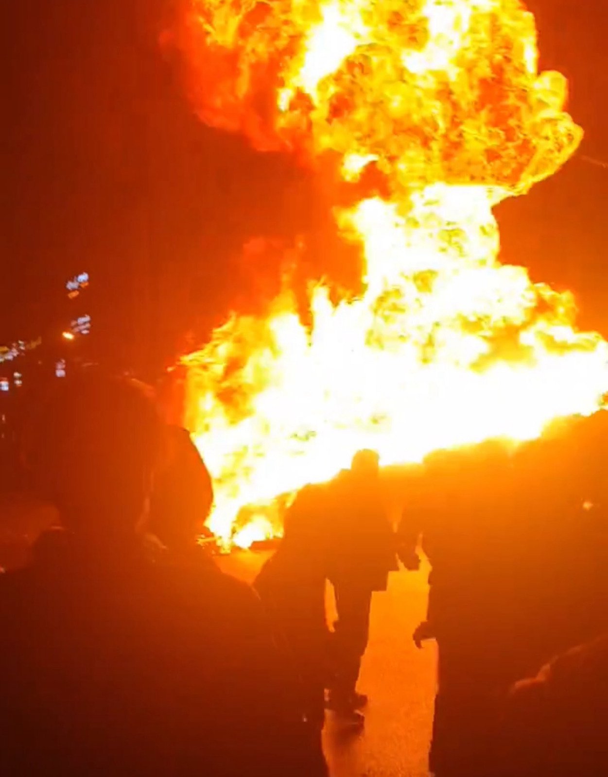 Irán corta internet mientras manifestantes provocan incendios en crecientes disturbios