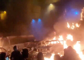 Irán corta internet mientras manifestantes provocan incendios en crecientes disturbios