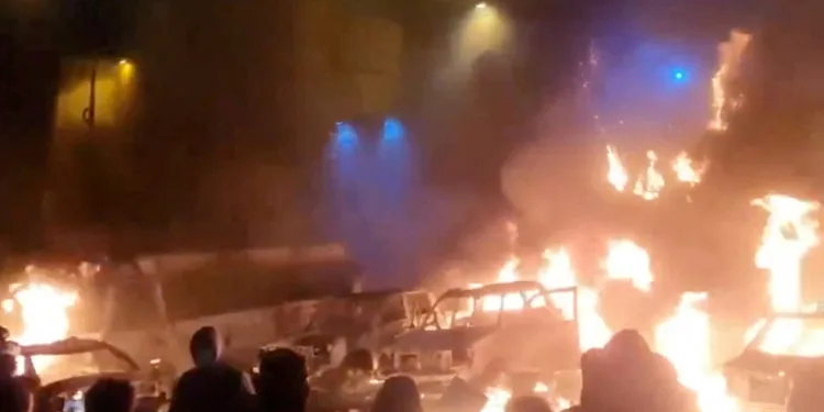 Irán corta internet mientras manifestantes provocan incendios en crecientes disturbios