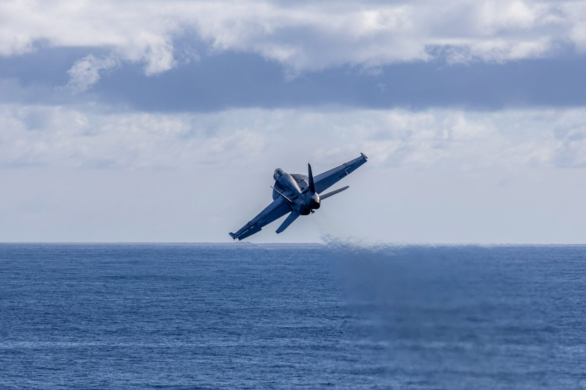 Un F/A-18E Super Hornet con VFA-151 despega del USS Abraham Lincoln (CVN 72) en el Océano Pacífico, reforzando la aviación naval desplegada avanzada y la preparación en todo el Indo-Pacífico.