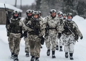 El Reino Unido ha rechazado la solicitud de Estados Unidos para ayudar a invadir Groenlandia. En su lugar, funcionarios británicos se han reunido con sus homólogos de Alemania y Francia para iniciar los preparativos para el despliegue de una fuerza defensiva en Groenlandia. El objetivo es proteger a Groenlandia de invasiones o ataques.