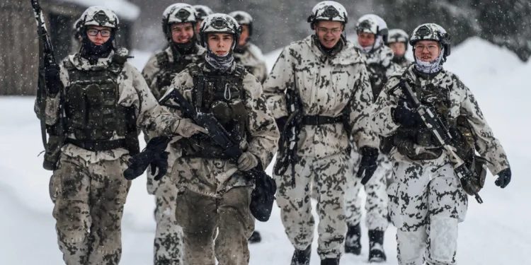 El Reino Unido ha rechazado la solicitud de Estados Unidos para ayudar a invadir Groenlandia. En su lugar, funcionarios británicos se han reunido con sus homólogos de Alemania y Francia para iniciar los preparativos para el despliegue de una fuerza defensiva en Groenlandia. El objetivo es proteger a Groenlandia de invasiones o ataques.