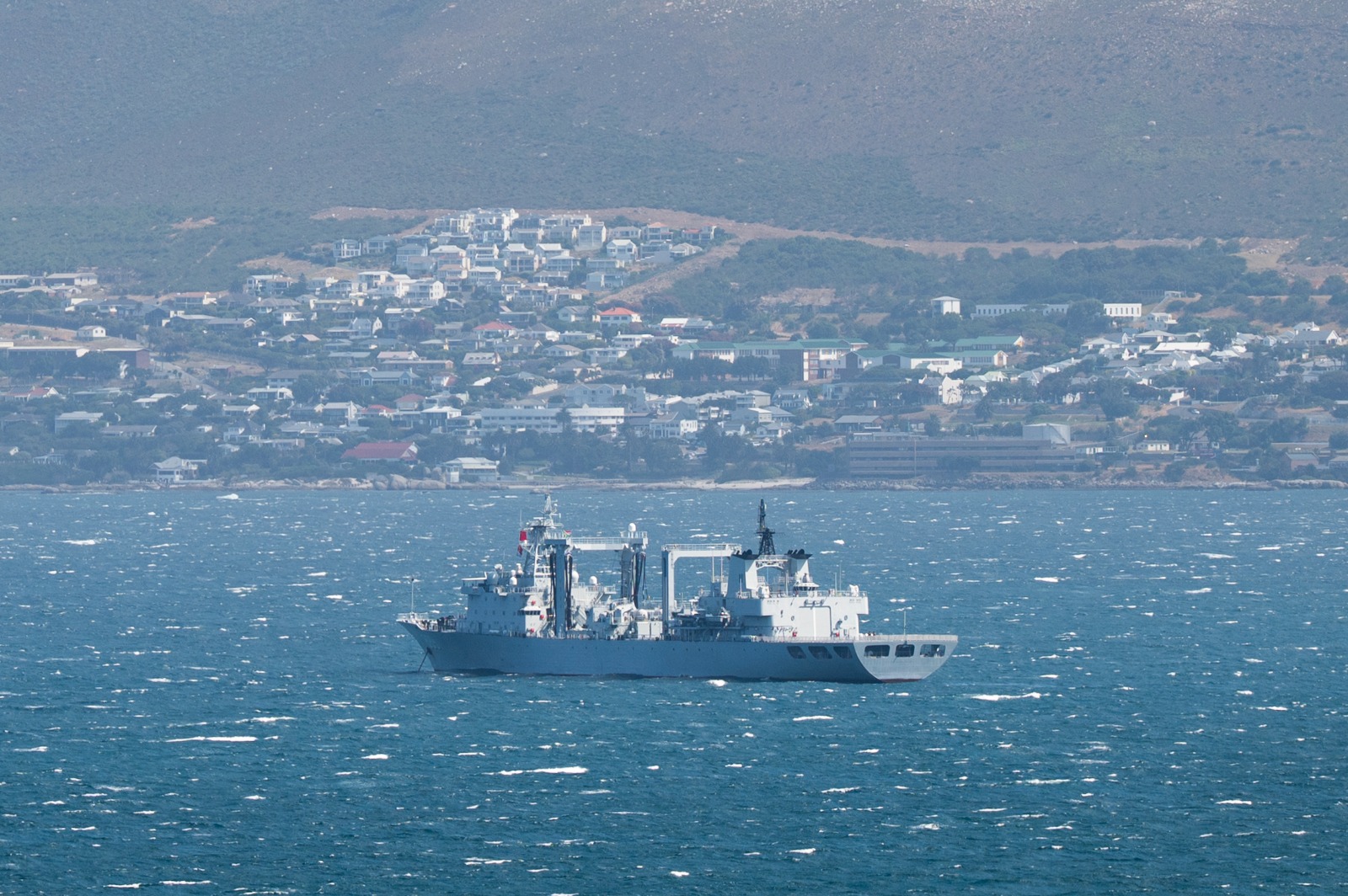 Buques de guerra de China, Rusia, Irán, Sudáfrica y los Emiratos Árabes Unidos fondean en False Bay durante el Ejercicio WILL FOR PEACE 2026, un ejercicio naval multinacional de una semana de duración organizado por Sudáfrica y liderado por China. El ejercicio, en el que participan buques de primera línea de cinco países, busca fortalecer la cooperación naval y la seguridad marítima, pero ha recibido críticas de la oposición y observadores internacionales en un contexto de creciente tensión global.