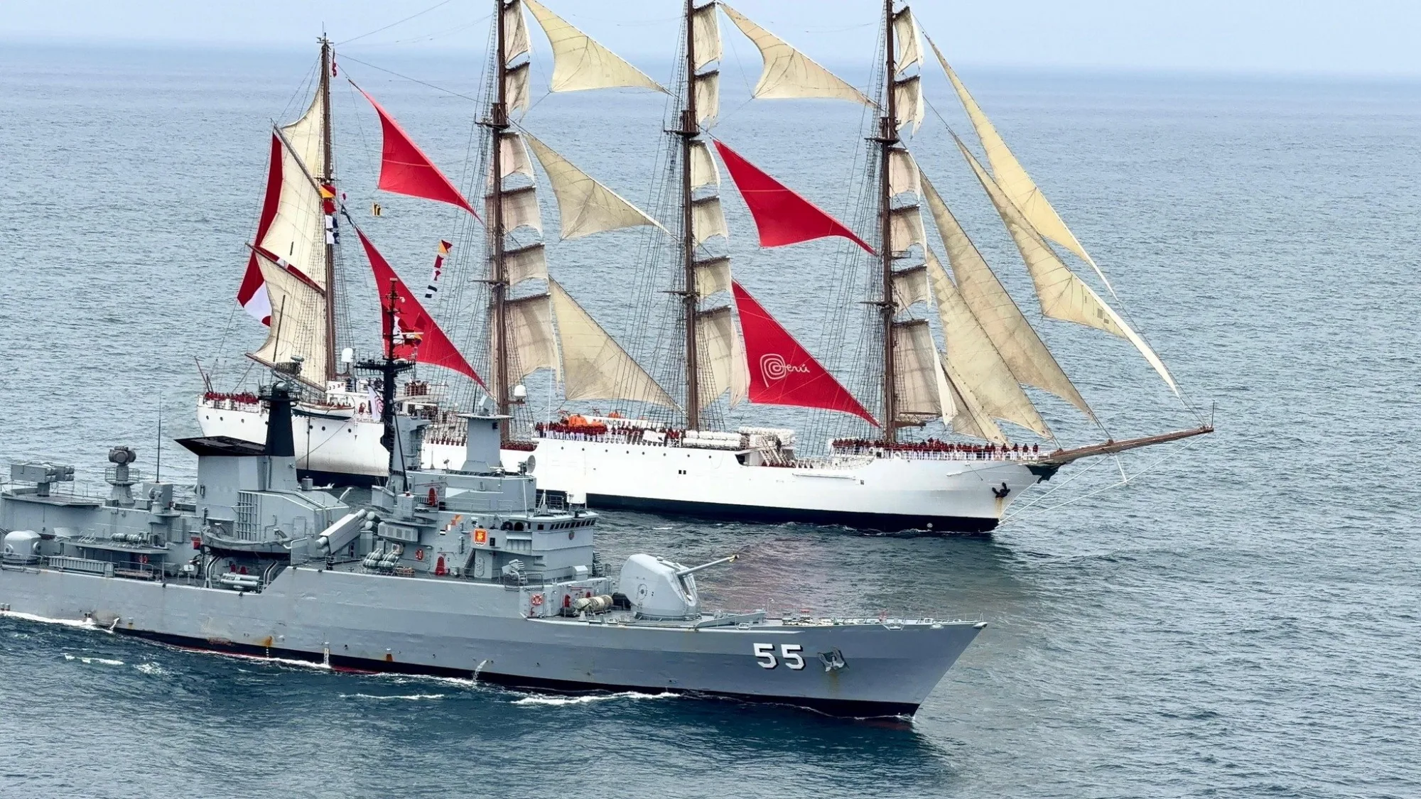 La fragata BAP Aguirre (FM-55) y el buque escuela BAP Unión, ambos pertenecientes a la Armada del Perú, se reunieron en el Pacífico durante su regreso a la Base Naval de Callao.