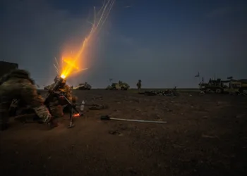 La SDR busca llevar a las Fuerzas Armadas hacia una preparación real de guerra, pero el desfase presupuestario —estimado en hasta £28.000 millones en la próxima década— amenaza con dejar al Reino Unido sin capacidad plena para responder a un conflicto de gran escala.
