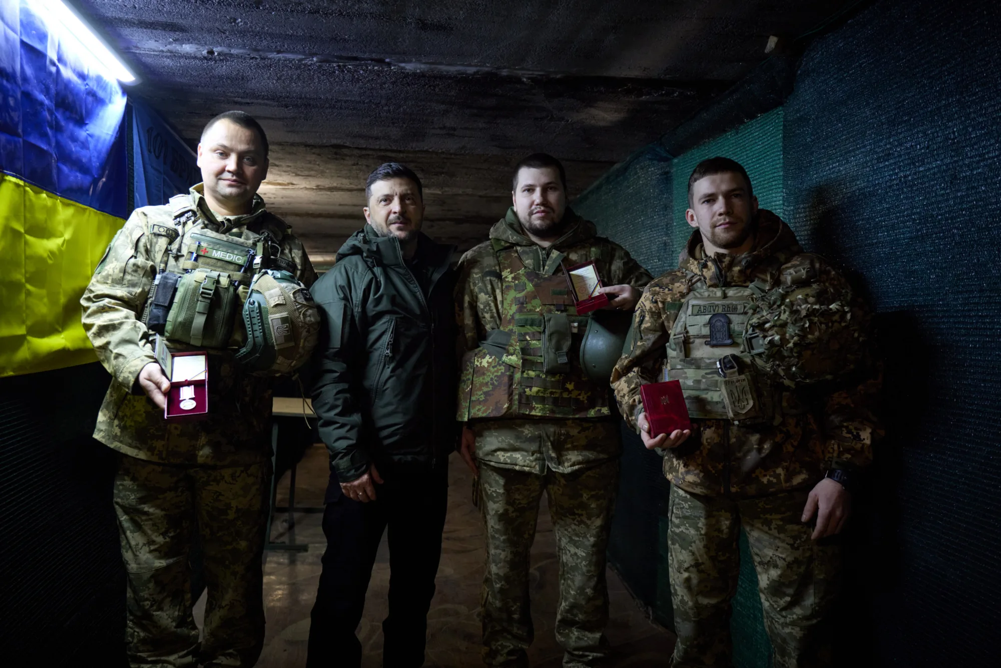 Durante una reunión con los combatientes del 2.º Batallón de la 101.ª Brigada de Guardias Separadas del Estado Mayor General, Coronel General Hennadii Vorobiov, el presidente ucraniano Zelensky recibió información sobre la defensa de Kupyansk y la situación en esa zona de la ciudad, donde se llevan a cabo operaciones de limpieza contra los ocupantes rusos. También hablamos sobre los tipos de armas utilizadas por la brigada, el trabajo de las unidades de drones y la coordinación con las Fuerzas de Sistemas No Tripulados. Crédito: Cuenta X de Volodymyr Zelenskyy