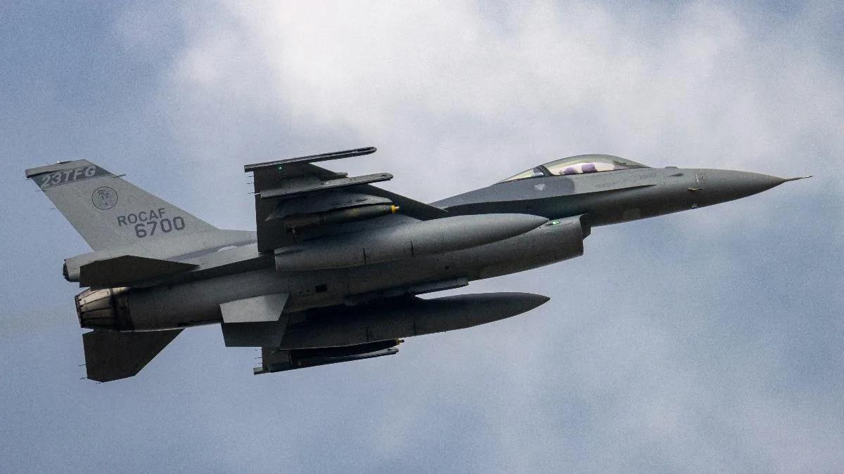 Un caza F-16AM de la Fuerza Aérea de Taiwán desapareció del radar durante un vuelo de entrenamiento nocturno y posteriormente se confirmó su accidente. El piloto se eyectó sin problemas aunque su paradero es desconocido. La Fuerza Aérea ha iniciado operaciones completas de búsqueda aérea y marítima.