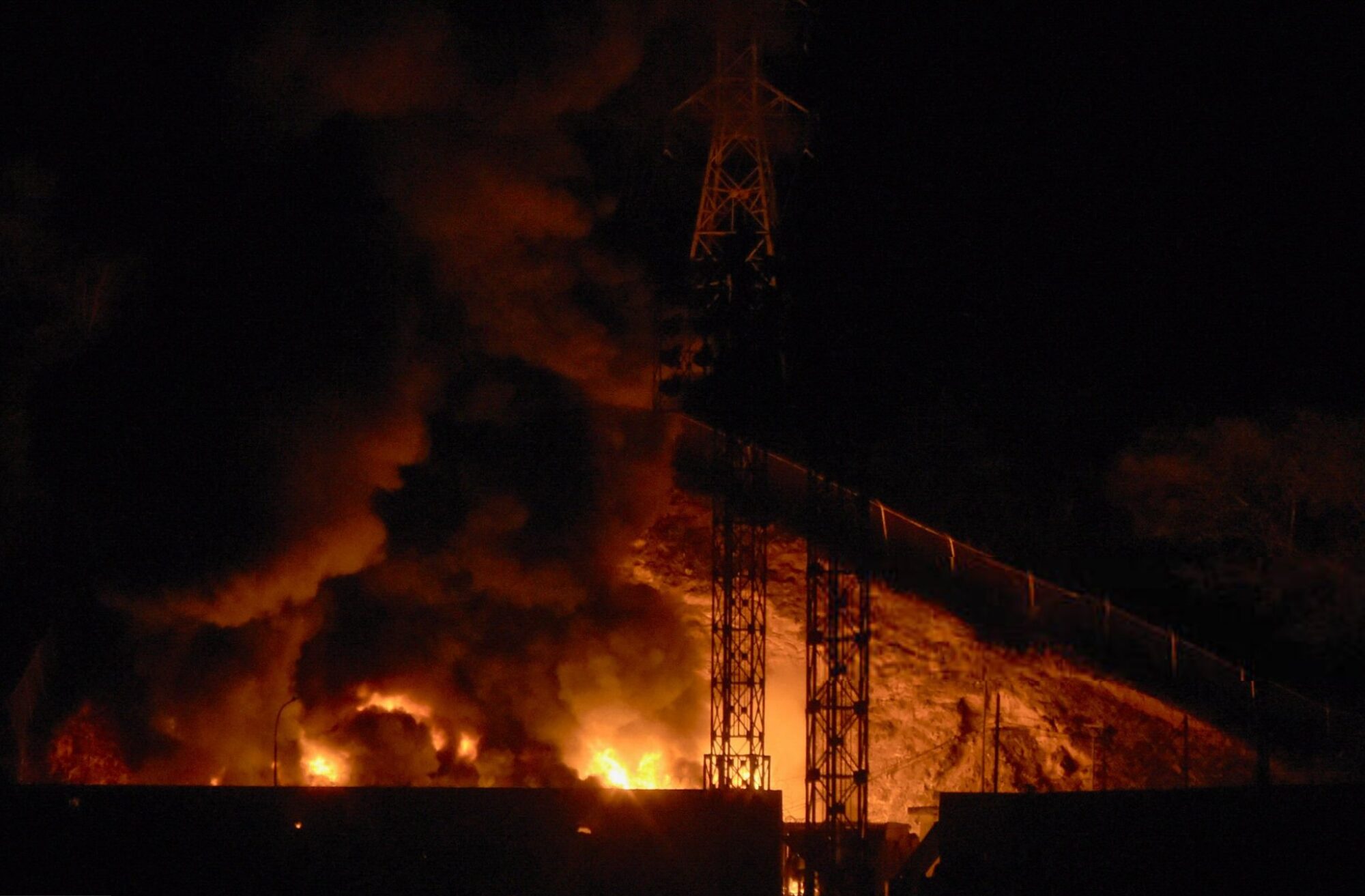 Imagen del incendio en Fuerte Tiuna, el complejo militar más grande de Venezuela, tras una serie de explosiones en Caracas, el 3 de enero de 2026. Créditos: Luis JAIMES / AFP.