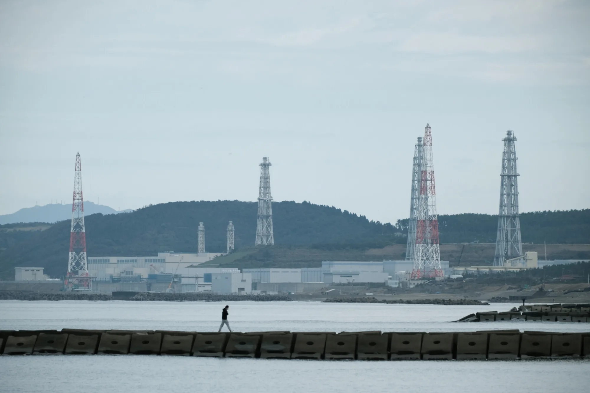 El regreso a la energía nuclear es el centro de la política energética de Japón, pero, tras el desastre de 2011, los temores de los residentes sobre tsunamis, terremotos y planes de evacuación persisten.