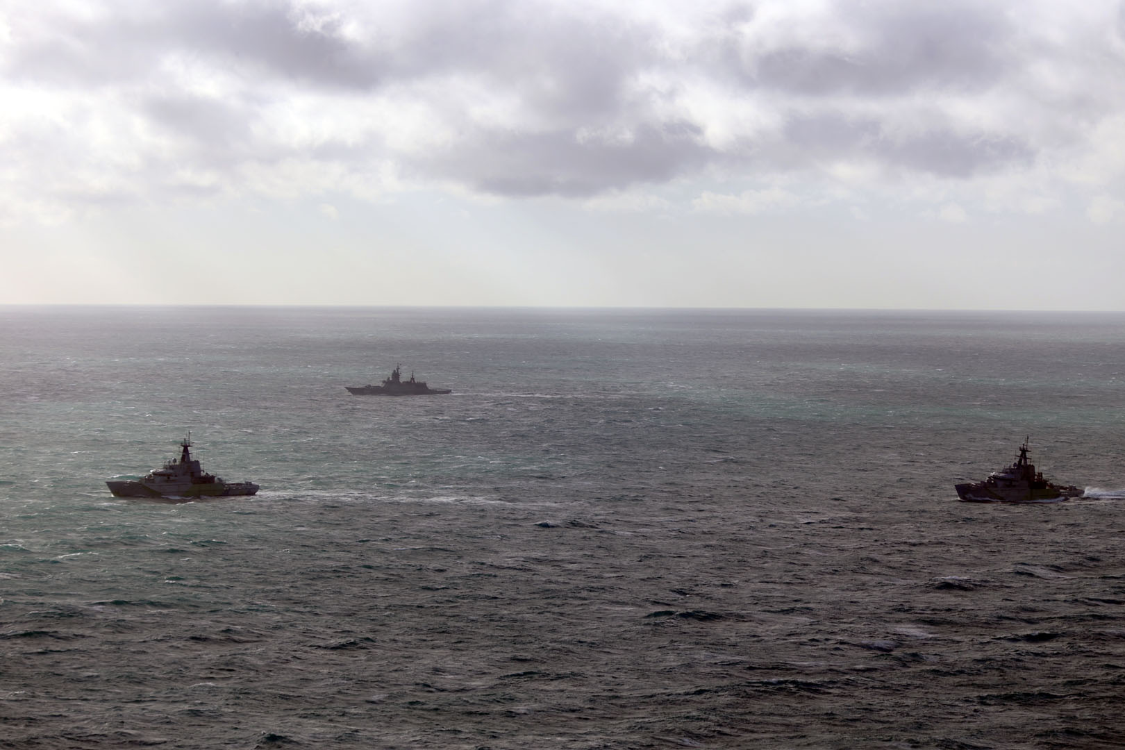 La Real Armada Británica desplegó patrulleros y helicópteros para interceptar y vigilar a buques rusos en el Canal de la Mancha, en coordinación con aliados de la OTAN, reforzando la estrategia de disuasión frente a la creciente actividad marítima de Moscú. Crédito: Real Armada Británica.