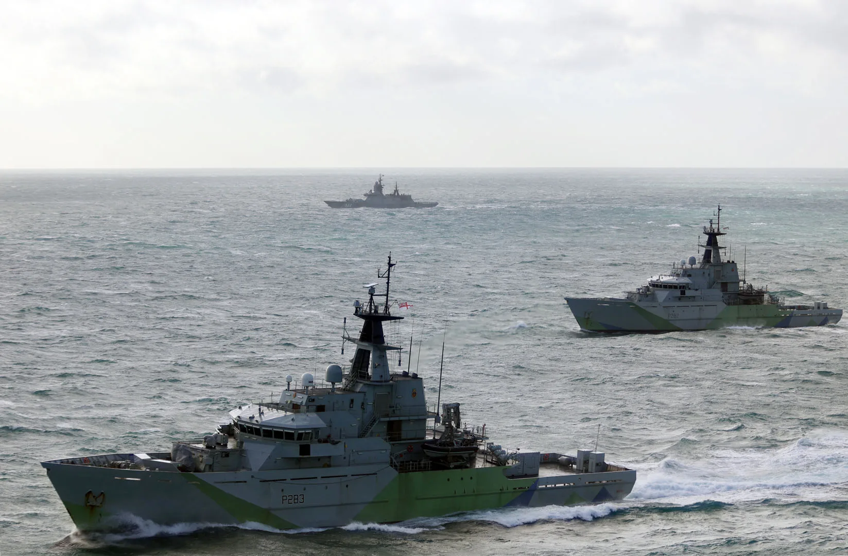 La Real Armada Británica desplegó patrulleros y helicópteros para interceptar y vigilar a buques rusos en el Canal de la Mancha, en coordinación con aliados de la OTAN, reforzando la estrategia de disuasión frente a la creciente actividad marítima de Moscú. Crédito: Real Armada Británica.