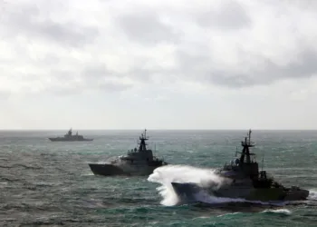 La Real Armada Británica desplegó patrulleros y helicópteros para interceptar y vigilar a buques rusos en el Canal de la Mancha, en coordinación con aliados de la OTAN, reforzando la estrategia de disuasión frente a la creciente actividad marítima de Moscú. Crédito: Real Armada Británica.