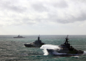 La Real Armada Británica desplegó patrulleros y helicópteros para interceptar y vigilar a buques rusos en el Canal de la Mancha, en coordinación con aliados de la OTAN, reforzando la estrategia de disuasión frente a la creciente actividad marítima de Moscú. Crédito: Real Armada Británica.