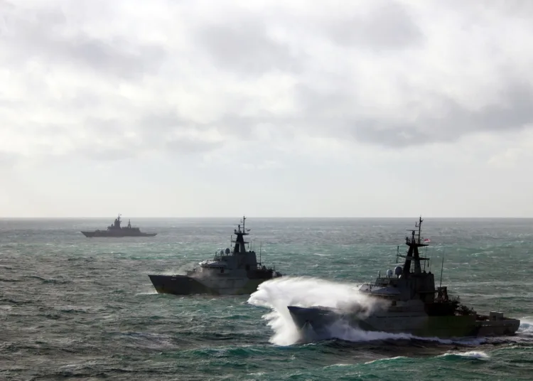 La Real Armada Británica desplegó patrulleros y helicópteros para interceptar y vigilar a buques rusos en el Canal de la Mancha, en coordinación con aliados de la OTAN, reforzando la estrategia de disuasión frente a la creciente actividad marítima de Moscú. Crédito: Real Armada Británica.