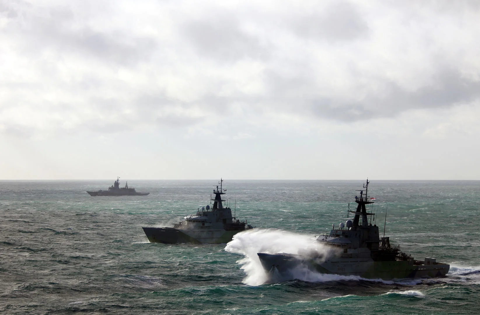 La Real Armada Británica desplegó patrulleros y helicópteros para interceptar y vigilar a buques rusos en el Canal de la Mancha, en coordinación con aliados de la OTAN, reforzando la estrategia de disuasión frente a la creciente actividad marítima de Moscú. Crédito: Real Armada Británica.