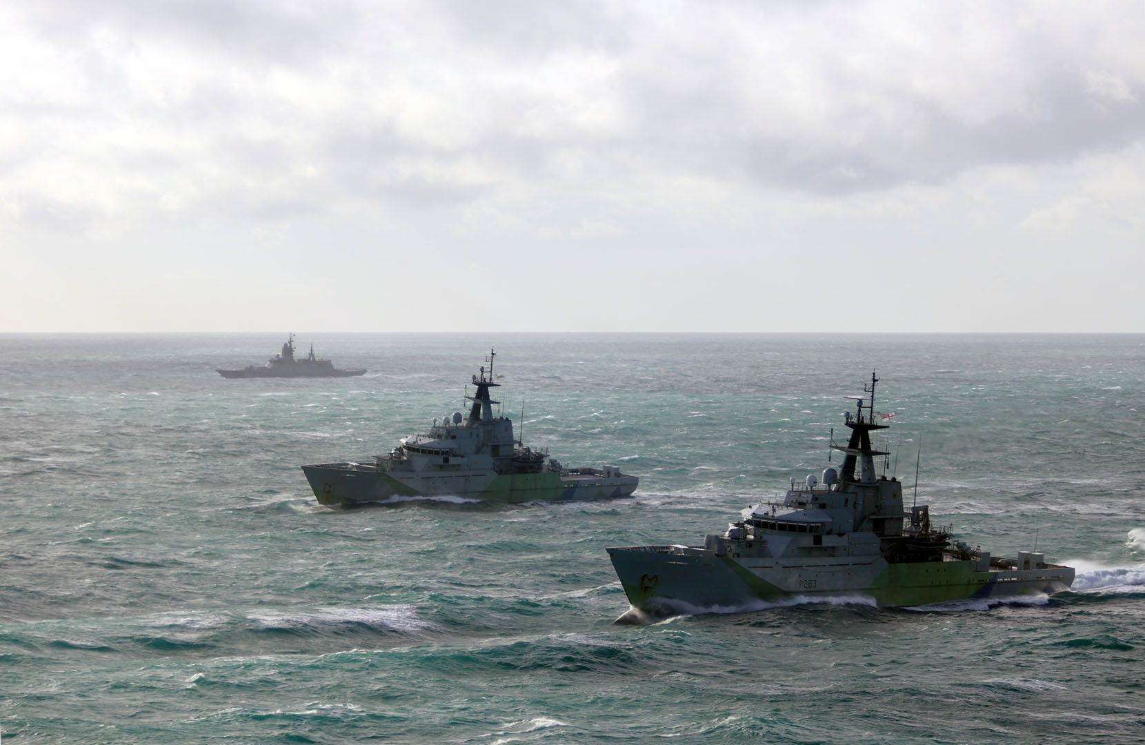 La Real Armada Británica desplegó patrulleros y helicópteros para interceptar y vigilar a buques rusos en el Canal de la Mancha, en coordinación con aliados de la OTAN, reforzando la estrategia de disuasión frente a la creciente actividad marítima de Moscú. Crédito: Real Armada Británica.