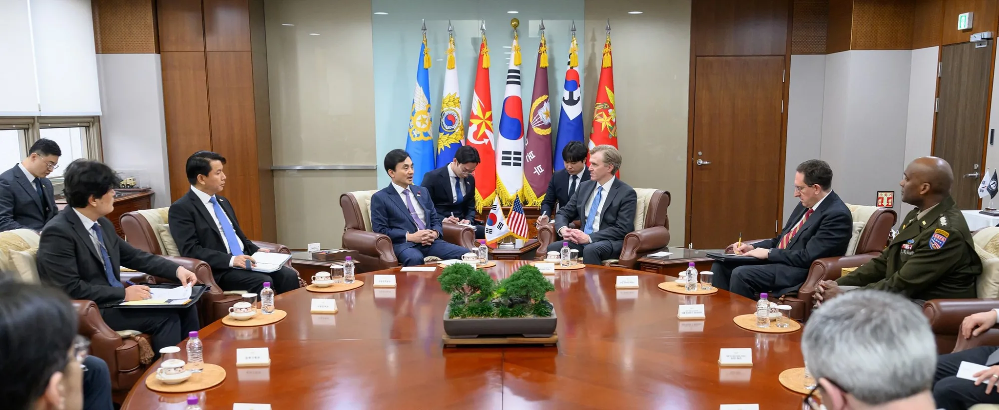 En la mañana del lunes 26 de enero, el Ministro de Defensa Nacional, Ahn Gyu-baek, se reunió con Elbridge Colby, Subsecretario de Guerra para Políticas, en el Ministerio de Defensa Nacional, y discutieron temas pendientes relacionados con la alianza entre la República de Corea y Estados Unidos, incluida la situación de seguridad en la Península de Corea, los submarinos de propulsión nuclear, la transferencia del control operativo en tiempos de guerra y el fortalecimiento de las capacidades de defensa nacional. Crédito: Ministerio de Defensa Nacional de la República de Corea.