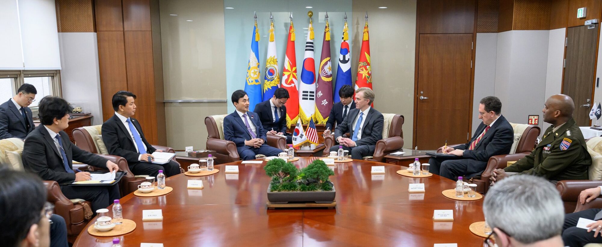 En la mañana del lunes 26 de enero, el Ministro de Defensa Nacional, Ahn Gyu-baek, se reunió con Elbridge Colby, Subsecretario de Guerra para Políticas, en el Ministerio de Defensa Nacional, y discutieron temas pendientes relacionados con la alianza entre la República de Corea y Estados Unidos, incluida la situación de seguridad en la Península de Corea, los submarinos de propulsión nuclear, la transferencia del control operativo en tiempos de guerra y el fortalecimiento de las capacidades de defensa nacional. Crédito: Ministerio de Defensa Nacional de la República de Corea.