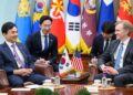 En la mañana del lunes 26 de enero, el Ministro de Defensa Nacional, Ahn Gyu-baek, se reunió con Elbridge Colby, Subsecretario de Guerra para Políticas, en el Ministerio de Defensa Nacional, y discutieron temas pendientes relacionados con la alianza entre la República de Corea y Estados Unidos, incluida la situación de seguridad en la Península de Corea, los submarinos de propulsión nuclear, la transferencia del control operativo en tiempos de guerra y el fortalecimiento de las capacidades de defensa nacional. Crédito: Ministerio de Defensa Nacional de la República de Corea.