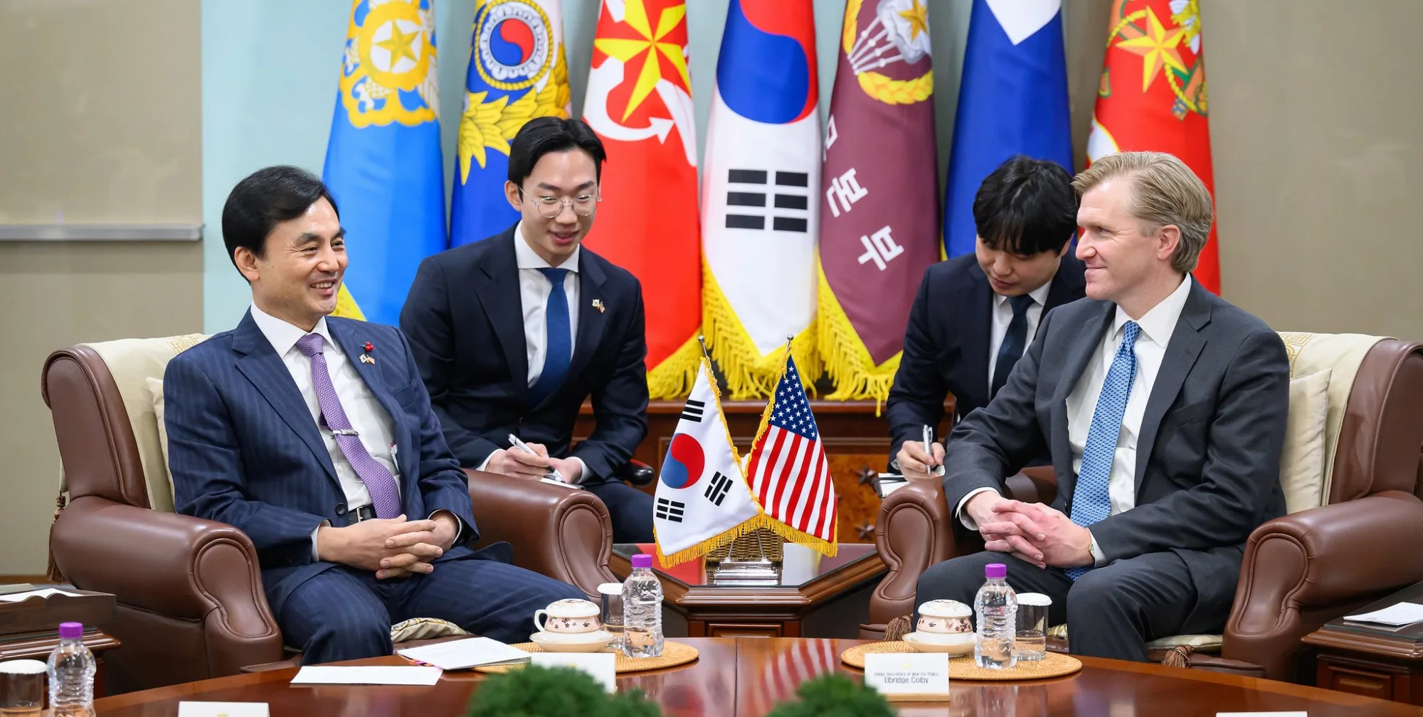 En la mañana del lunes 26 de enero, el Ministro de Defensa Nacional, Ahn Gyu-baek, se reunió con Elbridge Colby, Subsecretario de Guerra para Políticas, en el Ministerio de Defensa Nacional, y discutieron temas pendientes relacionados con la alianza entre la República de Corea y Estados Unidos, incluida la situación de seguridad en la Península de Corea, los submarinos de propulsión nuclear, la transferencia del control operativo en tiempos de guerra y el fortalecimiento de las capacidades de defensa nacional. Crédito: Ministerio de Defensa Nacional de la República de Corea.