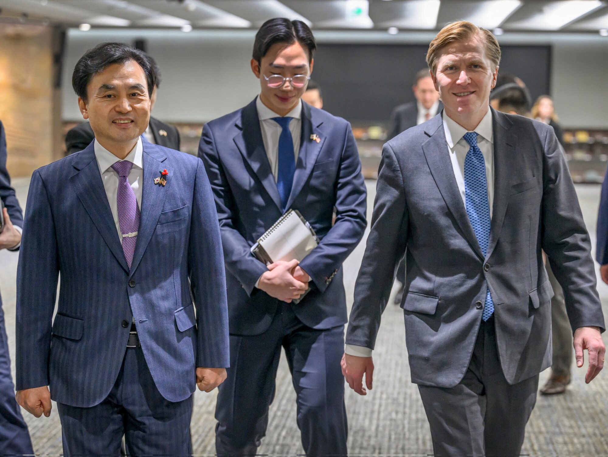 En la mañana del lunes 26 de enero, el Ministro de Defensa Nacional, Ahn Gyu-baek, se reunió con Elbridge Colby, Subsecretario de Guerra para Políticas, en el Ministerio de Defensa Nacional, y discutieron temas pendientes relacionados con la alianza entre la República de Corea y Estados Unidos, incluida la situación de seguridad en la Península de Corea, los submarinos de propulsión nuclear, la transferencia del control operativo en tiempos de guerra y el fortalecimiento de las capacidades de defensa nacional. Crédito: Ministerio de Defensa Nacional de la República de Corea.