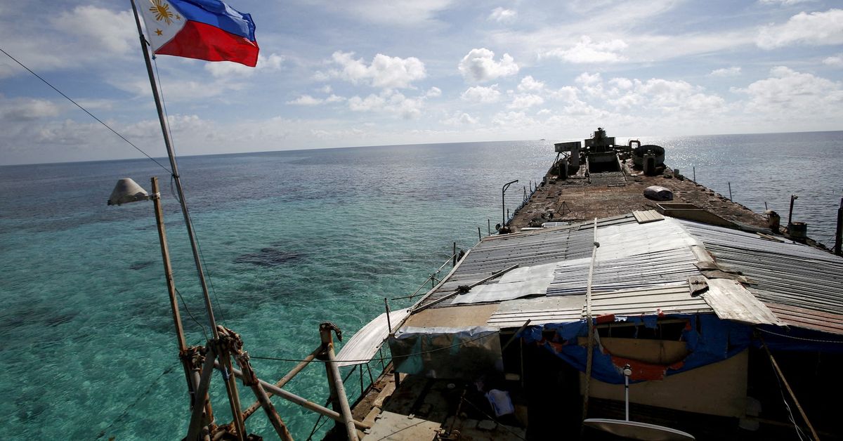 Una bandera filipina ondea en un barco deteriorado de la Armada filipina que lleva encallado desde 1999 y se convirtió en un destacamento militar filipino en el disputado Segundo Banco Thomas, parte de las islas Spratly, en el mar de la China Meridional. Crédito: Reuters