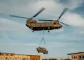 Durante el ejercicio conjunto, la tripulación de tierra del 7º Regimiento de Paracaidistas de Artillería Real a Caballo aseguró con éxito los cañones de artillería y los vehículos a un helicóptero Chinook.