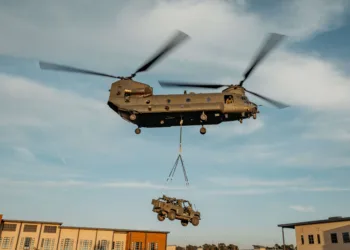 Durante el ejercicio conjunto, la tripulación de tierra del 7º Regimiento de Paracaidistas de Artillería Real a Caballo aseguró con éxito los cañones de artillería y los vehículos a un helicóptero Chinook.