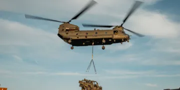 Durante el ejercicio conjunto, la tripulación de tierra del 7º Regimiento de Paracaidistas de Artillería Real a Caballo aseguró con éxito los cañones de artillería y los vehículos a un helicóptero Chinook.