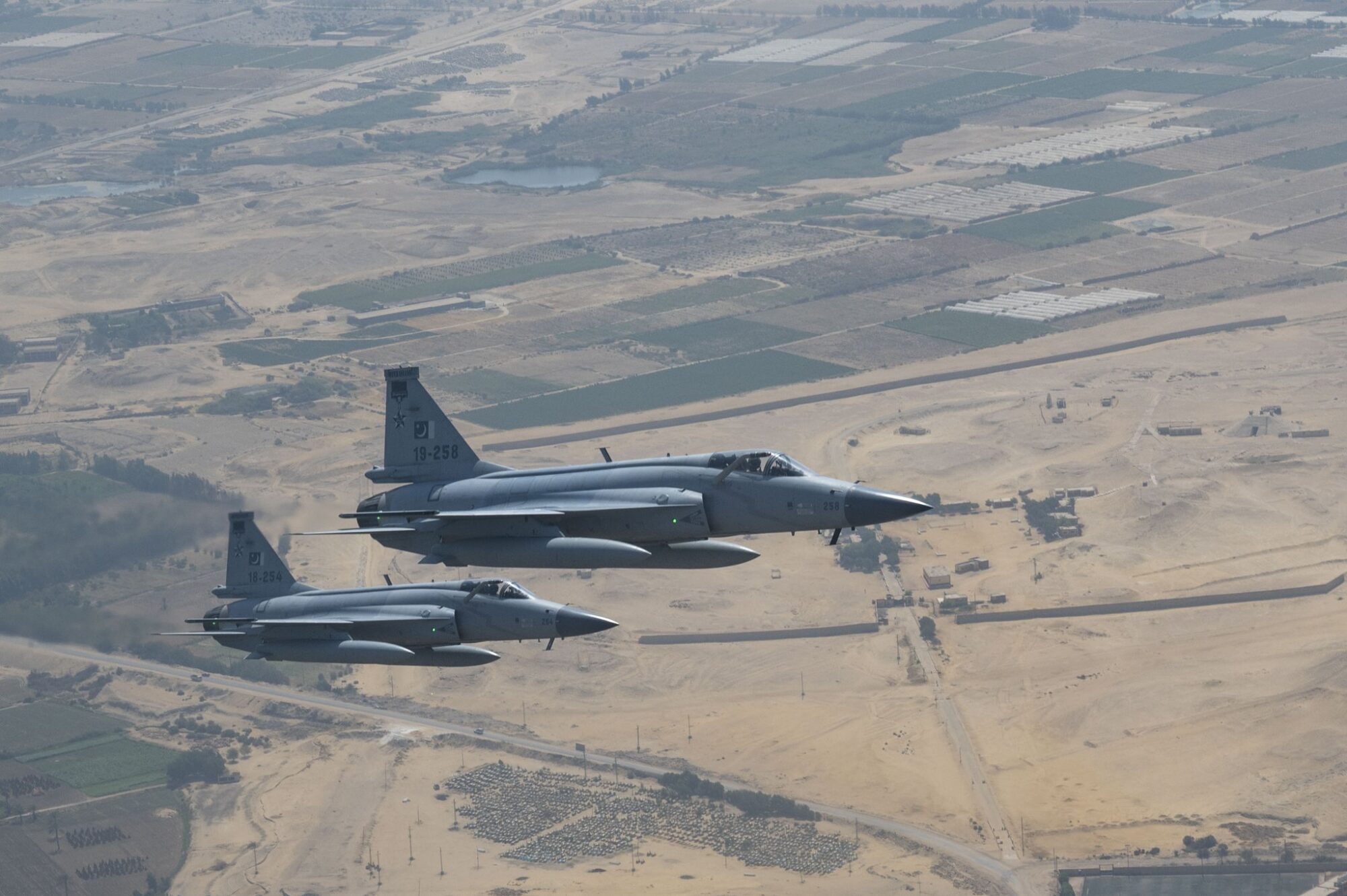 El paquete incluiría 10 aviones Karakoram-8, más de 200 drones de reconocimiento y ataque kamikaze, además de sistemas avanzados de defensa aérea. También se mencionan aviones de entrenamiento Super Mushshak y la posibilidad de incorporar cazas JF-17, desarrollados conjuntamente con China.